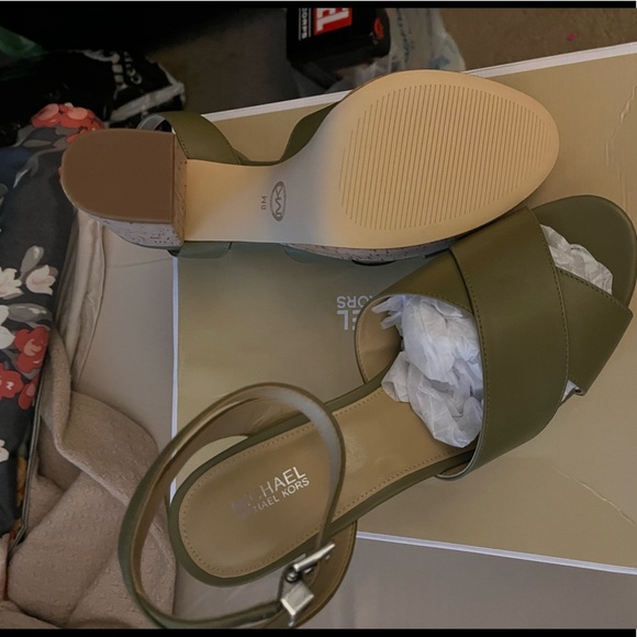 Michael Kors Wedges New in box - Picture 2 of 4